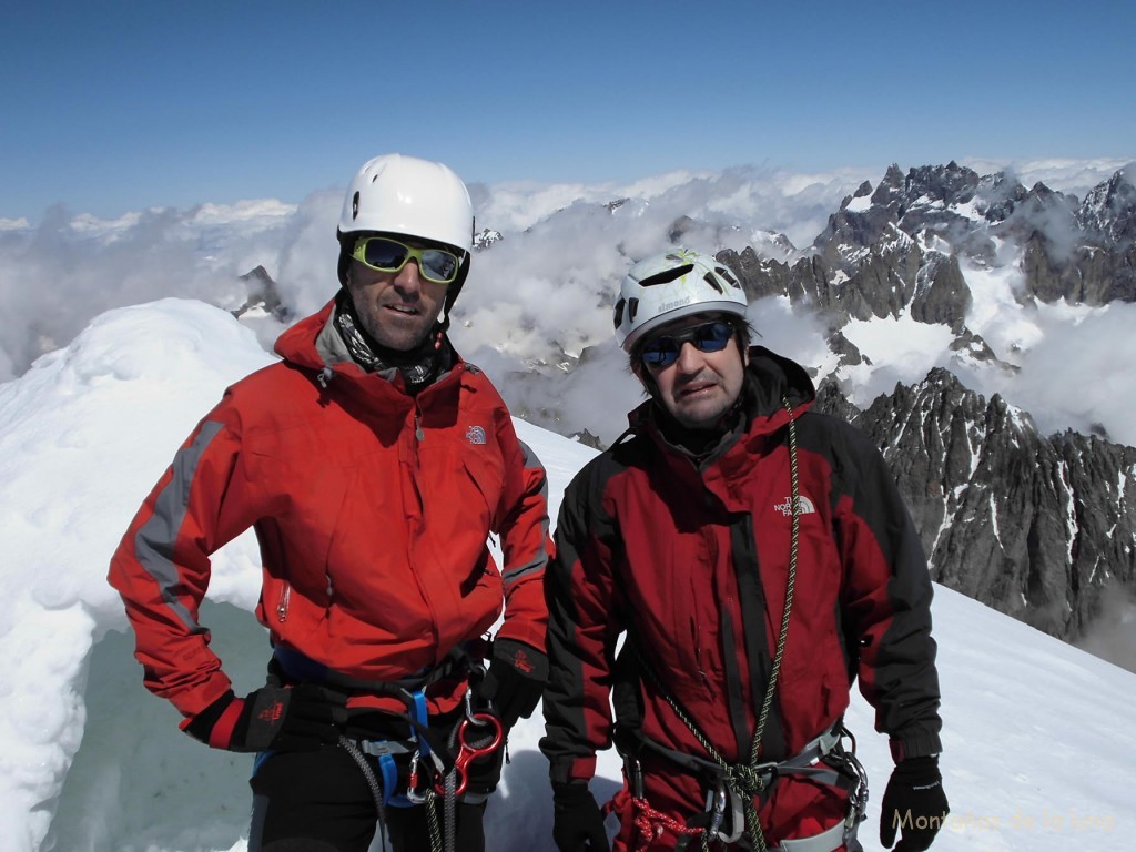 Mario y Joaquín en la cima de La Dòme de Niege, 4.015 mts.